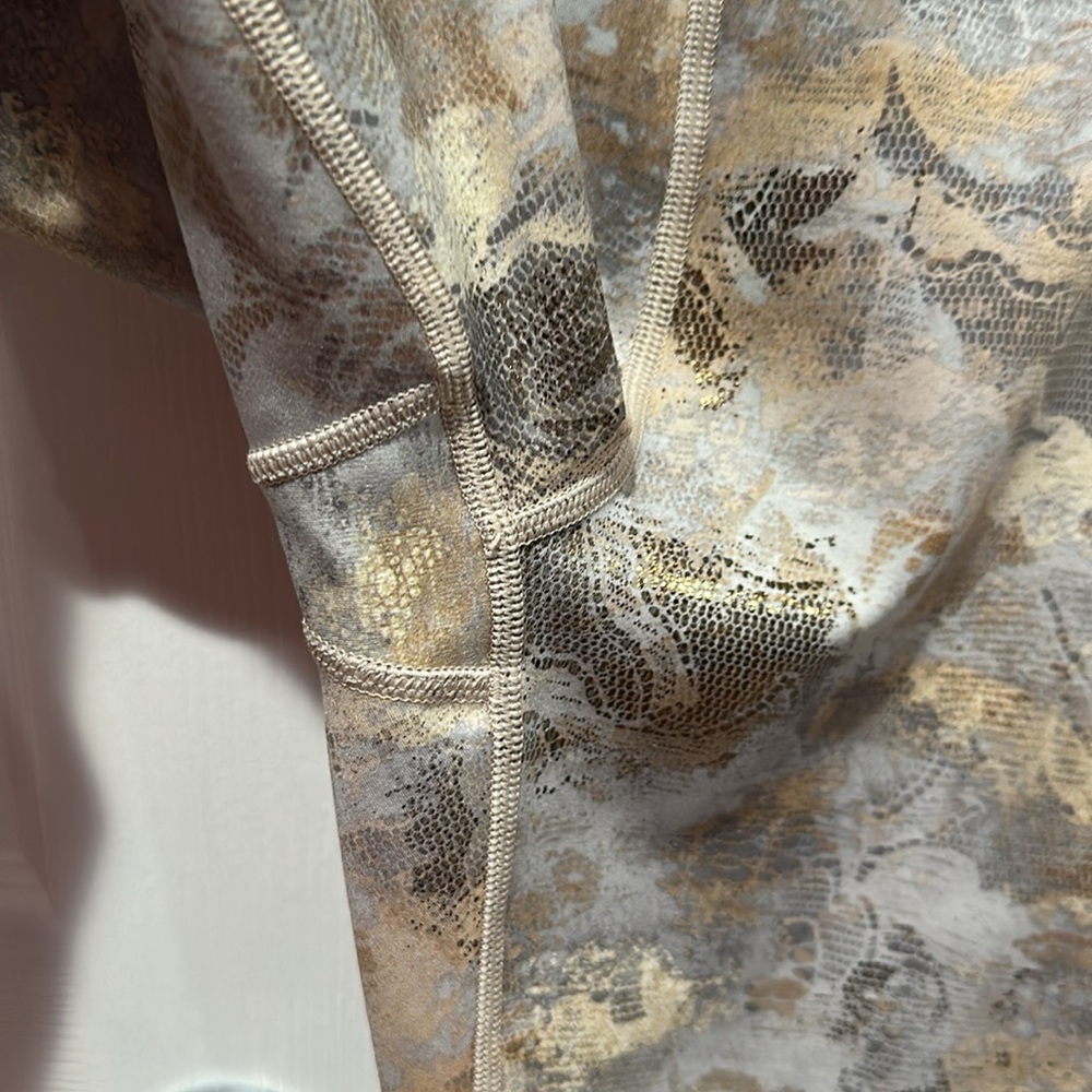 ATHLETA Elation Gilded Tights Guildegold Size Small - Picture 5 of 12